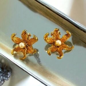 Vintage 1960s Flower Clip On Earrings Gold Tone Floral Petal Pearl Design 1" G